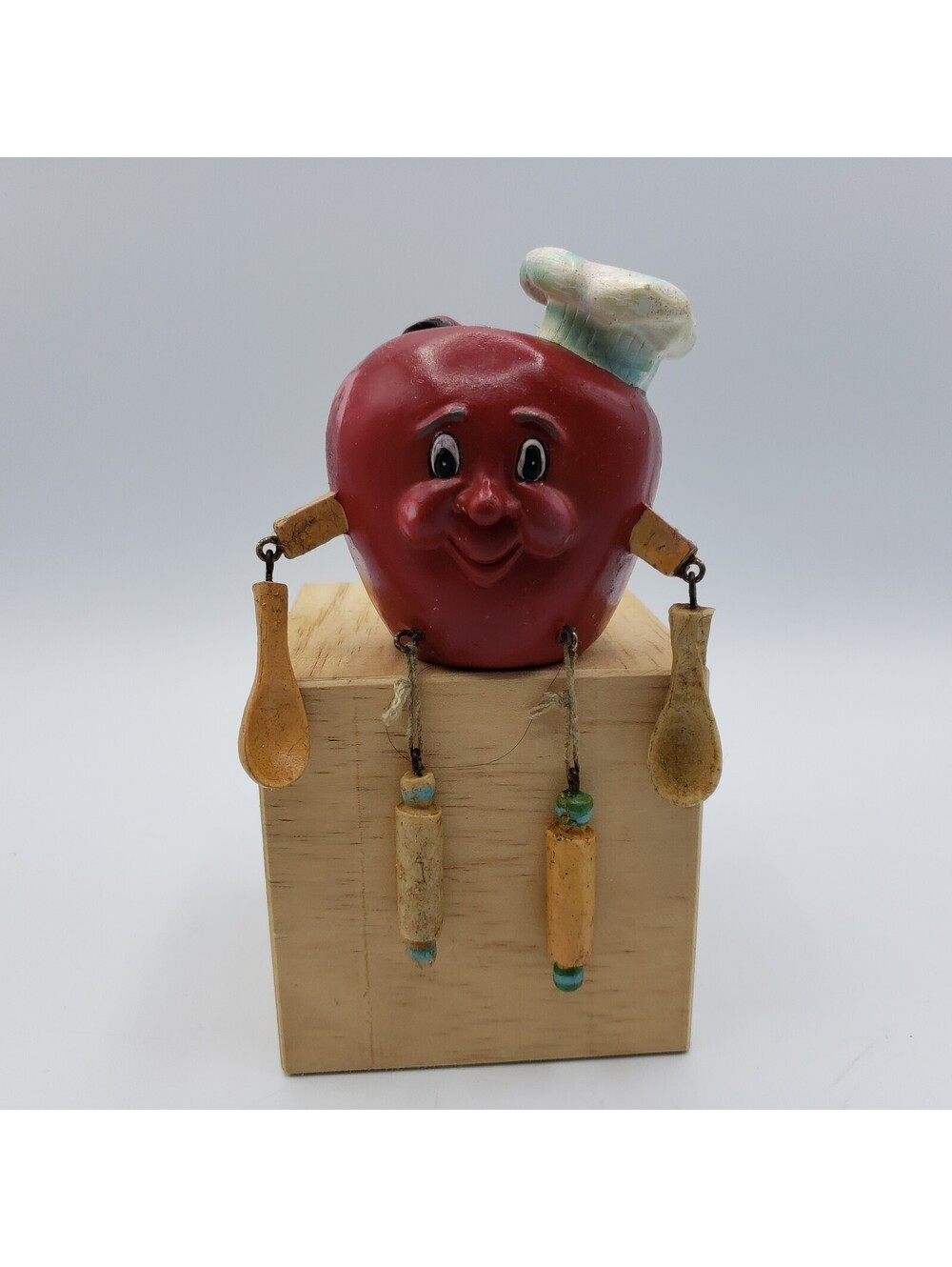 WMG Anthropomorphic Shelf Sitter Red Apple Chef Hat 2006 Fruit Kitchen